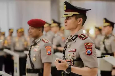 Sebelah kiri AKBP Suryono Kapolres Tuban sebelumnya dan sebelah kanan AKBP Oskar Syamsudin yang akan menjabat sebagai Kapolres Tuban.