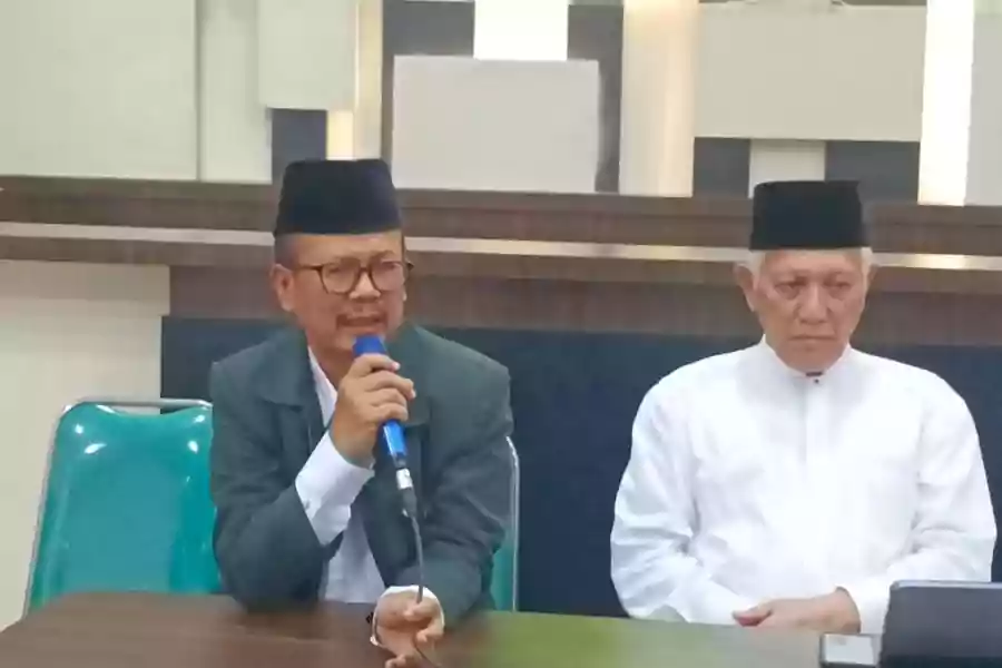 Katib PWNU Jatim KH Romadlon Chotib mengenakan jas hijau (Foto: Rama Indra/Beritajatim.com)