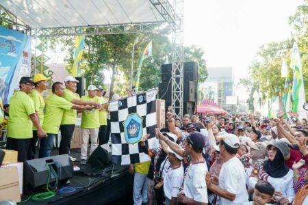 Bupati Lamongan, Yuhronur Efendi, membuka kegiatan mlaku bareng yang digelar Keluarga Alumni Universitas Jember (Kauje), di Alun-alun Lamongan, Minggu (14/7/2024).