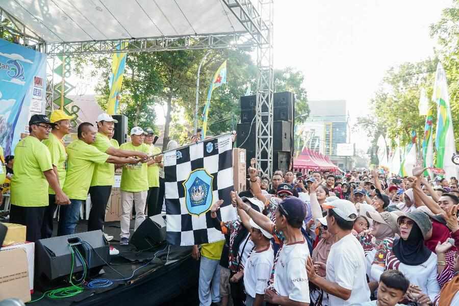 Bupati Lamongan, Yuhronur Efendi, membuka kegiatan mlaku bareng yang digelar Keluarga Alumni Universitas Jember (Kauje), di Alun-alun Lamongan, Minggu (14/7/2024).