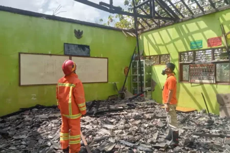 SDN Sidonganti 2 Tuban Terbakar, Bagian Atap Hangus foto beritajatim