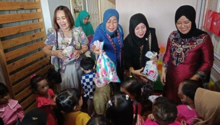 Cara Unik Para Istri Anggota Dewan Bondowoso Promosi Hari Kebaya Nasional Para istri anggota DPRD Bondowoso sosialisasikan Hari Kebaya Nasional di KB Taman Anggrek, Kelurahan Tamansari, Kecamatan/Kabupaten Bondowoso, Rabu (24/7/2024) pagi. (Deni Ahmad Wijaya/BeritaJatim.com)