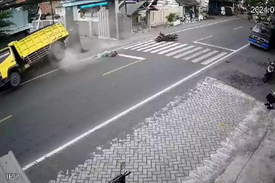 Rekaman CCTV detik-detik kecelakaan maut di Lumajang.