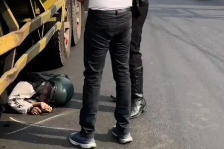 Kecelakaan pengendara Yamaha Mio yang terlindas truk di jalan Soekarno Hatta Tuban.