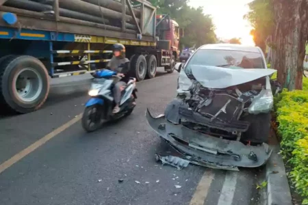 Kecelakaan lalu lintas di depan Mapolres Tuban. [foto: Diah Ayu/beritajatim.com]