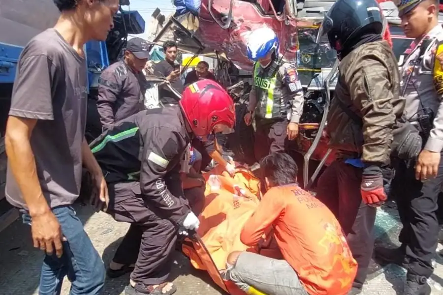 Korban kecelakaan di Jalan Raya By Pass, Kelurahan Gunung Gedangan, Kecamatan Magersari, Kota Mojokerto dievakuasi. [Foto: Ist]