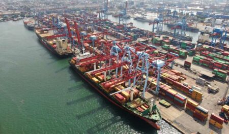 Kegiatan Bongkar Muat di Terminal Petikemas Tanjung Priok, Jakarta.