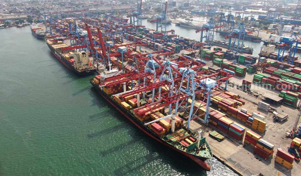 Kegiatan Bongkar Muat di Terminal Petikemas Tanjung Priok, Jakarta.