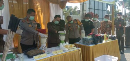 Kejaksaan Negeri Blitar Musnahkan Barang Bukti Kejahatan dari 144 Kasus Kejaksaan Negeri Blitar Musnahkan Barang Bukti Kejahatan dari 144 Kasus