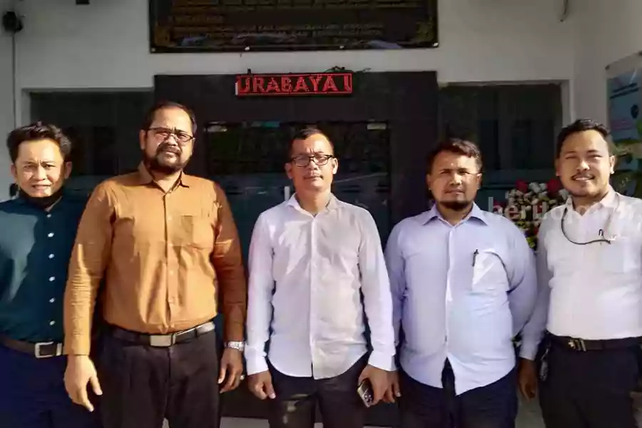 Tim Kuaa Hukum DPD PSI Surabaya Saat Mendatangi Kejari Perak.