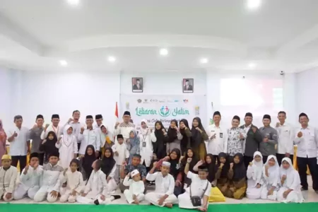 Kemenag Tuban saat menggelar Lebaran Yatim di gedung PLHUT Tuban. [foto: Diah Ayu/beritajatim.com]