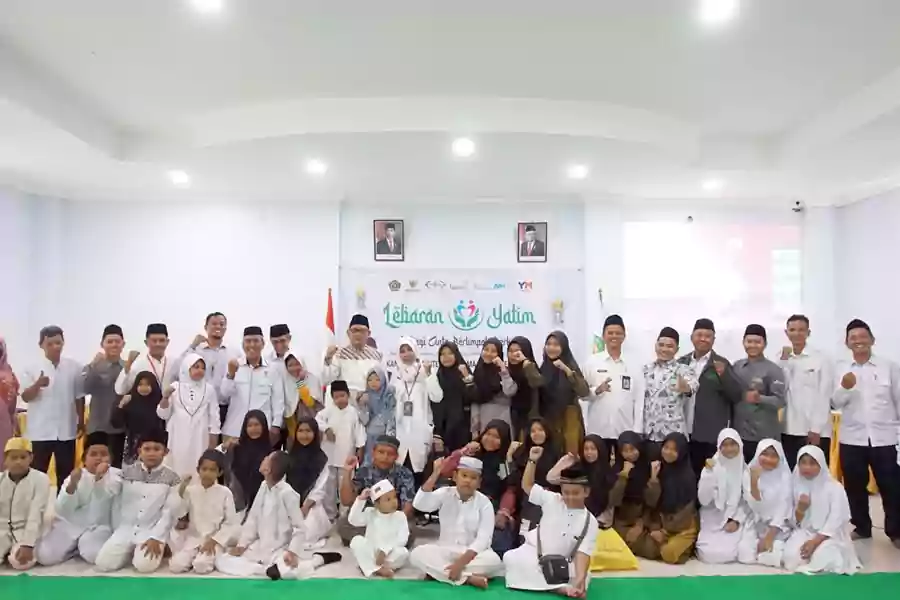 Kemenag Tuban saat menggelar Lebaran Yatim di gedung PLHUT Tuban. [foto: Diah Ayu/beritajatim.com]