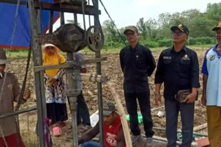 Proses pembuatan sumur untuk menunjang kebutuhan air di lahan oertanian tadah hujan Desa Jati Payak Kecamatan Modo, Senin (8/7/2024).