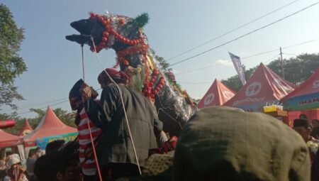 Warga saling berebut hasil bumi