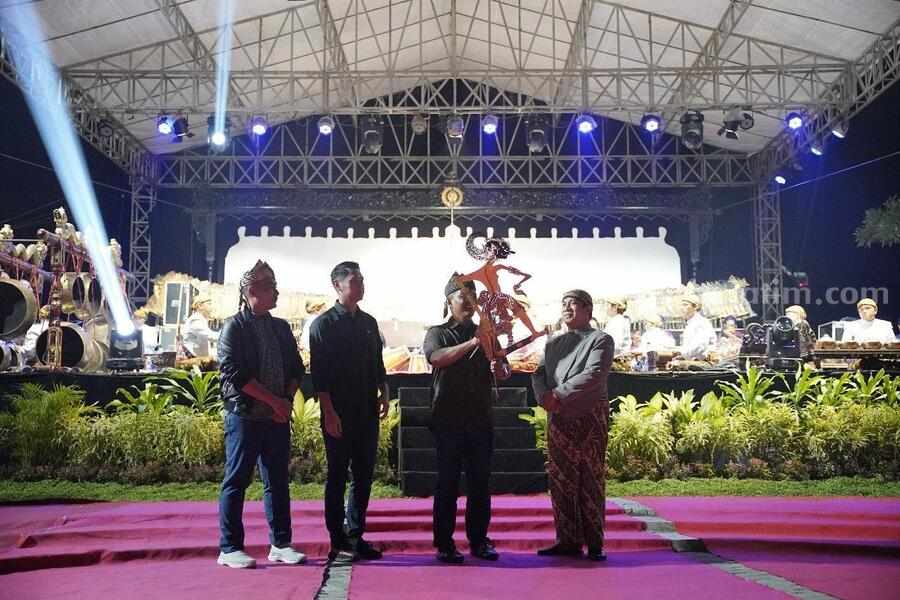 Pagelaran Wayang Kulit dan Hiburan Pelawak Dalam Rangka Peringatan Hari Bhayangkara ke-78 di Tuban Abirama.