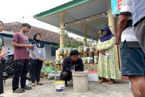 Kelompok 255 KKN Universitas Jember Sosialisasikan Hasil Pembuatan MOL dari Limbah Organik