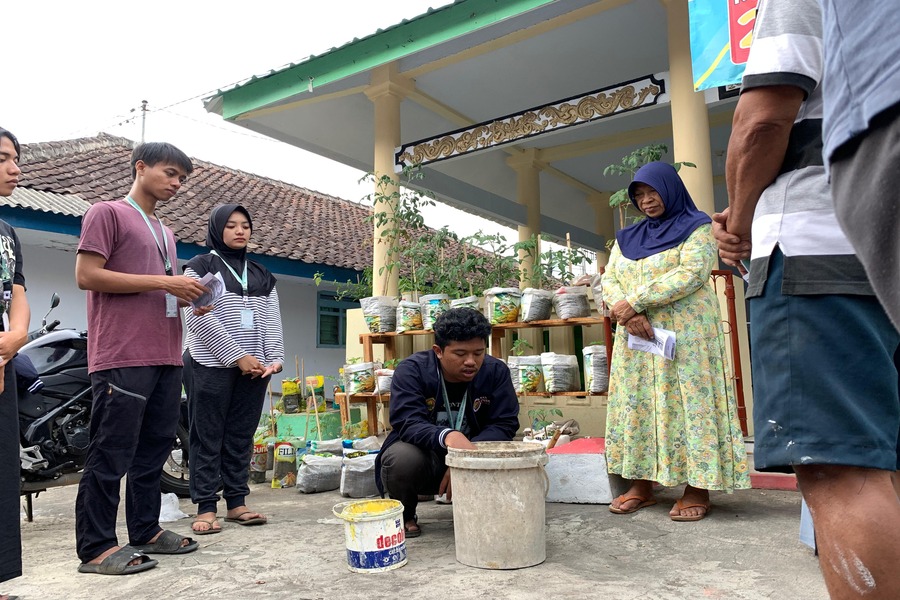 Kelompok 255 KKN Universitas Jember Sosialisasikan Hasil Pembuatan MOL dari Limbah Organik
