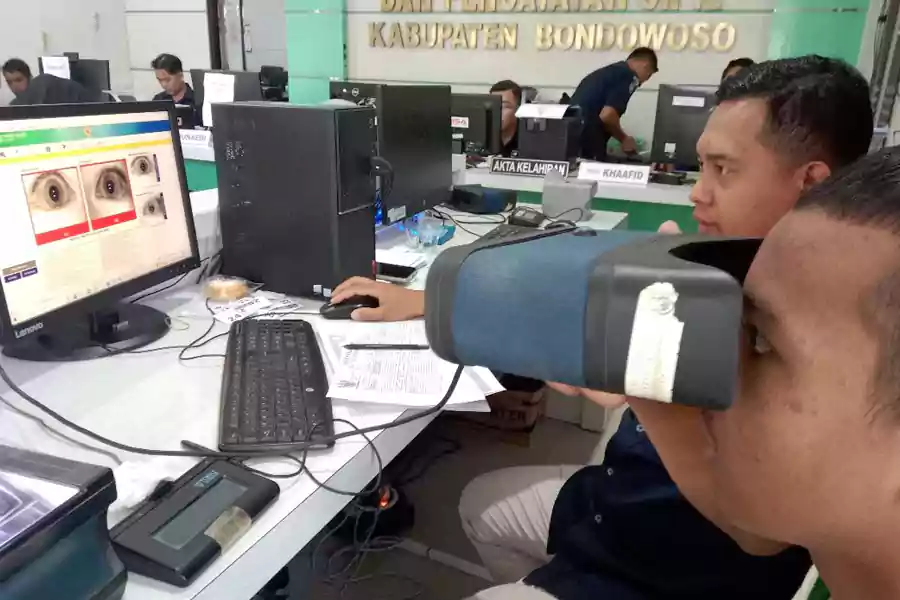 Seorang pemohon KTP baru sedang melakukan perekaman di kantor Dispendukcapil Bondowoso, Rabu (10/7/2024). (Deni Ahmad Wijaya/BeritaJatim.com)