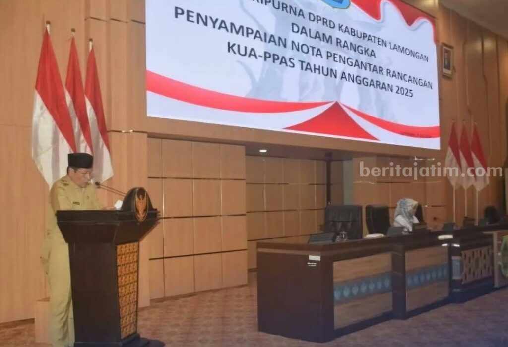 Wakil Bupati Lamongan, Abdul Rouf, menyampaikan 6 prioritas pembangunan Tahun Anggaran 2025, pada Rapat Paripurna DPRD Kabupaten Lamongan, Senin (8/7/2024).