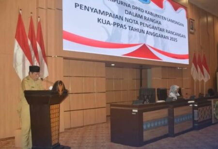 Wakil Bupati Lamongan, Abdul Rouf, menyampaikan 6 prioritas pembangunan Tahun Anggaran 2025, pada Rapat Paripurna DPRD Kabupaten Lamongan, Senin (8/7/2024).