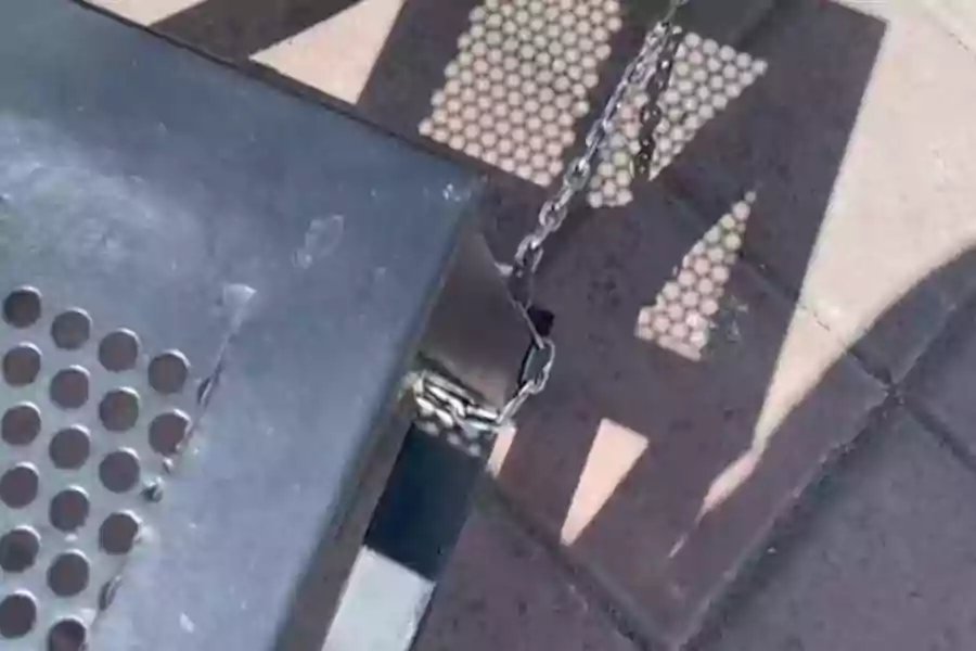 Tangkapan Layar Video Kursi Kota Lama Dirantai. (Tiktok @daniardianto6)