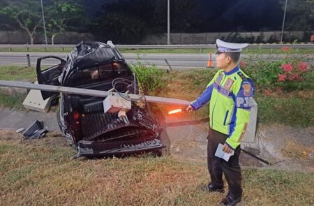 Diduga Kejar Pembawa Rokok Ilegal, Dua Mobil Bea Cukai Celaka di Tol Jombang foto beritajatim
