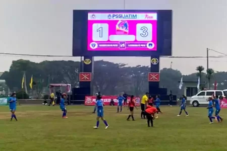 Taklukkan Bojonegoro, Lamongan FC Putri Buka Peluang ke Babak Lanjutan Piala Pertiwi Jatim 2024 Papan sjor di Lapangan Pusdik Arhanud Kota Batu, menunjukkan skor 3-1 untuk kemenangan Lamongan Fc atas Bojonegoro FC, pada laga kedua Grup B Piala Pertiwi Jatim 2024, Selasa (2/7/2024)