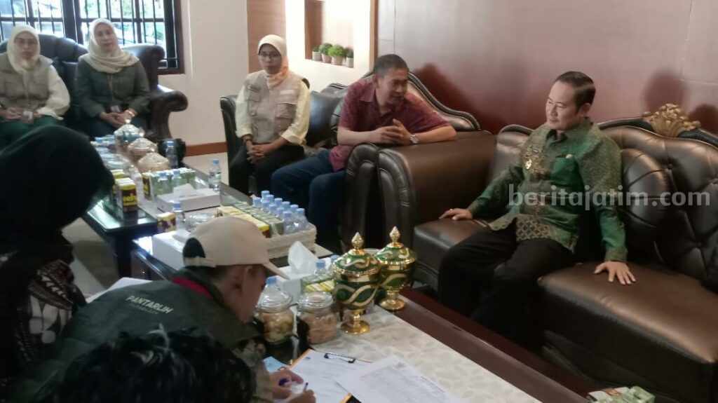 Pantarlih didampingi komisioner KPU Lamongan, melakukan Coklit data pemilih untuk Pilkada 2024, di kediaman Bupati Lamongan, Yuhronur Efendi, Jumat (5/7/2024).