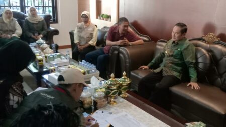 Pantarlih didampingi komisioner KPU Lamongan, melakukan Coklit data pemilih untuk Pilkada 2024, di kediaman Bupati Lamongan, Yuhronur Efendi, Jumat (5/7/2024).