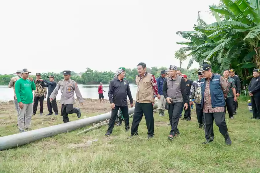 Bupati Lamongan, Yuhronur Efendi, bersama Wilhan Pasis Seskoad 2024, saat meninjau sistem pompanisasi di Desa Trepan, Kecamatan Babat, Kamis (4/7/2024).