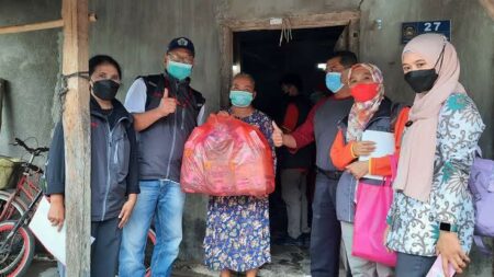 Pekerja Sosial Masyarakat (PSM) di wilayah Kepanjenkidul masif melakukan layanan home care ke lansia, Rabu (3/7/2024). (foto : Winanto/beritajatim.com)