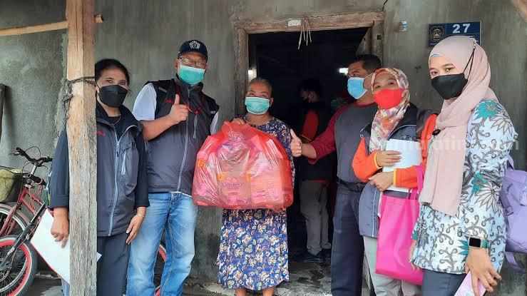 Pekerja Sosial Masyarakat (PSM) di wilayah Kepanjenkidul masif melakukan layanan home care ke lansia, Rabu (3/7/2024). (foto : Winanto/beritajatim.com)