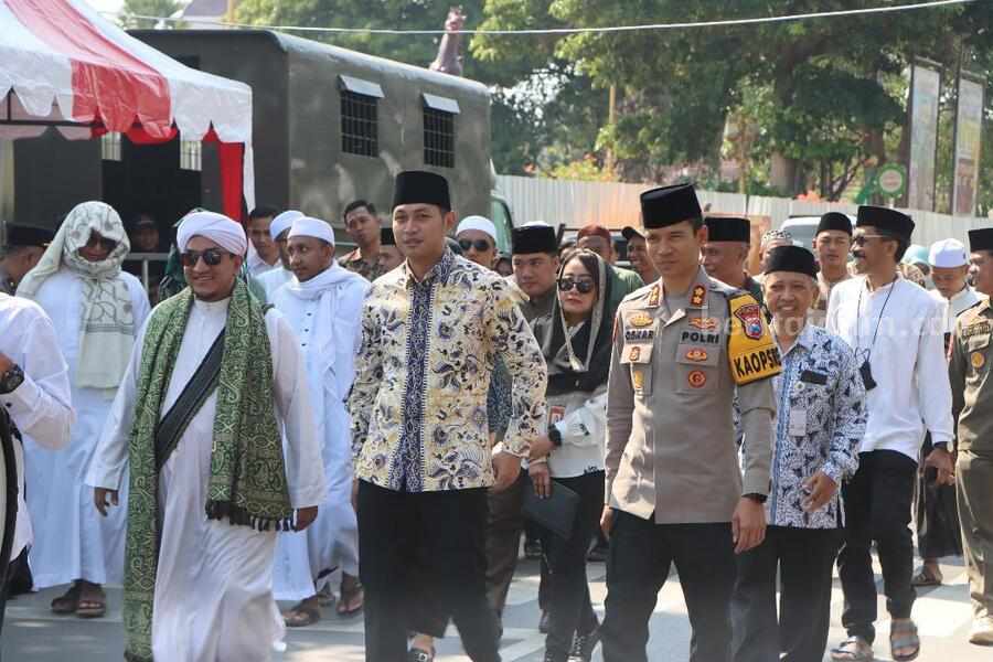Kapolres Tuban AKBP Oskar Syamsuddin bersama Bupati Tuban Aditya Halindra Faridzky alias Mas Lindra saat mengikuti serangkaian Haul Sunan Bonang Tuban