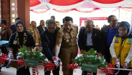 Bupati Tuban Aditya Halindra Faridzky dan Rektor Unirow Tuban saat meresmikan Rumah Susun Mahasiswa. [foto: Diah Ayu/beritajatim.com]