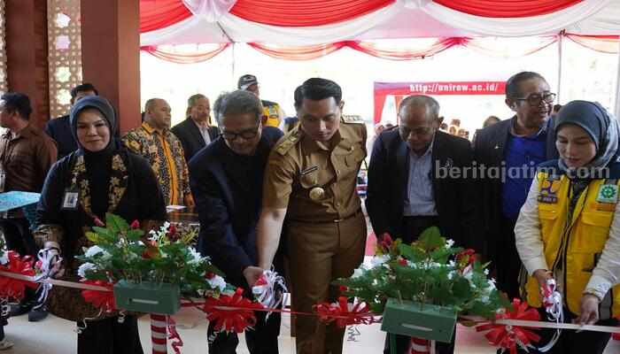 Bupati Tuban Aditya Halindra Faridzky dan Rektor Unirow Tuban saat meresmikan Rumah Susun Mahasiswa. [foto: Diah Ayu/beritajatim.com]