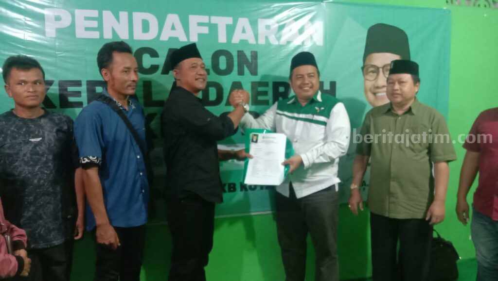M Trijanto salah satu peserta penjaringan bakal calon Wali Kota Blitar saat mendaftar ke PKB, Jumat (10/05/2024) lalu. (Foto : Winanto/beritajatim.com)