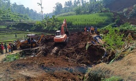 Lokasi tanah longsor di Kecamatan Kesamben Kabupaten Blitar, Senin (1/7/2024). (foto : Winanto/beritajatim.com)