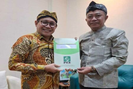 KH. Abdul Hamid Wahid menerima surat rekomendasi DPP PKB dari Ketua DPW PKB Jatim untuk maju di Pilkada Bondowoso periode 2024-2029. (Dokumen PKB)