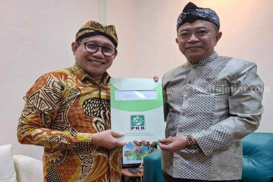 KH. Abdul Hamid Wahid menerima surat rekomendasi DPP PKB dari Ketua DPW PKB Jatim untuk maju di Pilkada Bondowoso periode 2024-2029. (Dokumen PKB)