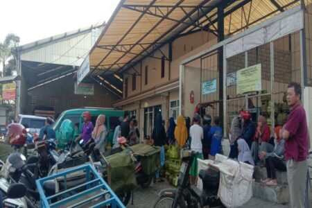 Warga mengantre gas elpiji 3 kilogram di salah satu pangkalan di Kecamatan Kanigoro Kabupaten Blitar, Rabu (24/07/2024). (Foto : Winanto/beritajatim.com)