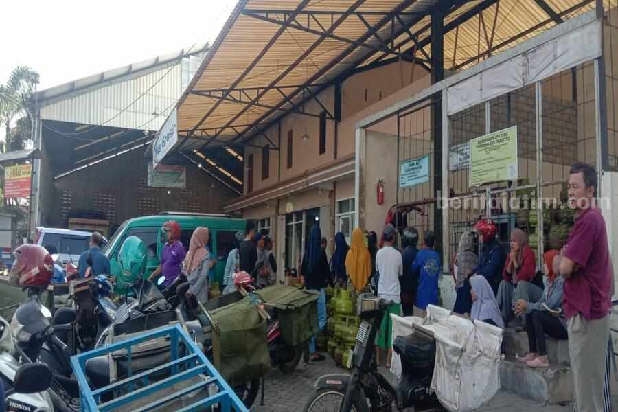 Warga mengantre gas elpiji 3 kilogram di salah satu pangkalan di Kecamatan Kanigoro Kabupaten Blitar, Rabu (24/07/2024). (Foto : Winanto/beritajatim.com)