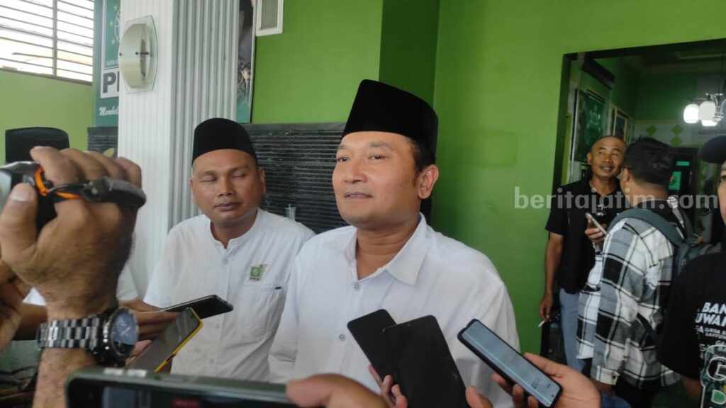 KH Ali Makki Zaini alias Gus Makki saat konferensi pers usai penyerahan dokumen pencalonan kepala daerah di Kantor DPC PKB Banyuwangi (29/4/2024). (dok/rindi)