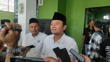Cita-cita Gus Makki Jika Pimpin Banyuwangi KH Ali Makki Zaini alias Gus Makki saat konferensi pers usai penyerahan dokumen pencalonan kepala daerah di Kantor DPC PKB Banyuwangi (29/4/2024). (dok/rindi)