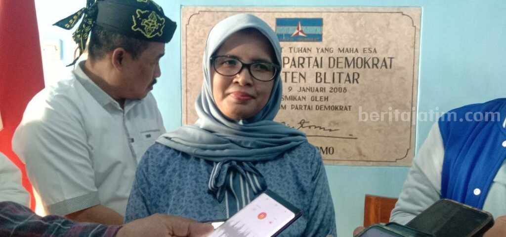 Bupati Blitar, Rini Syarifah saat ikut penjaringan Cakada di Partai Demokrat, Selasa (16/07/2024) kemarin. (Foto : Winanto/beritajatim.com)