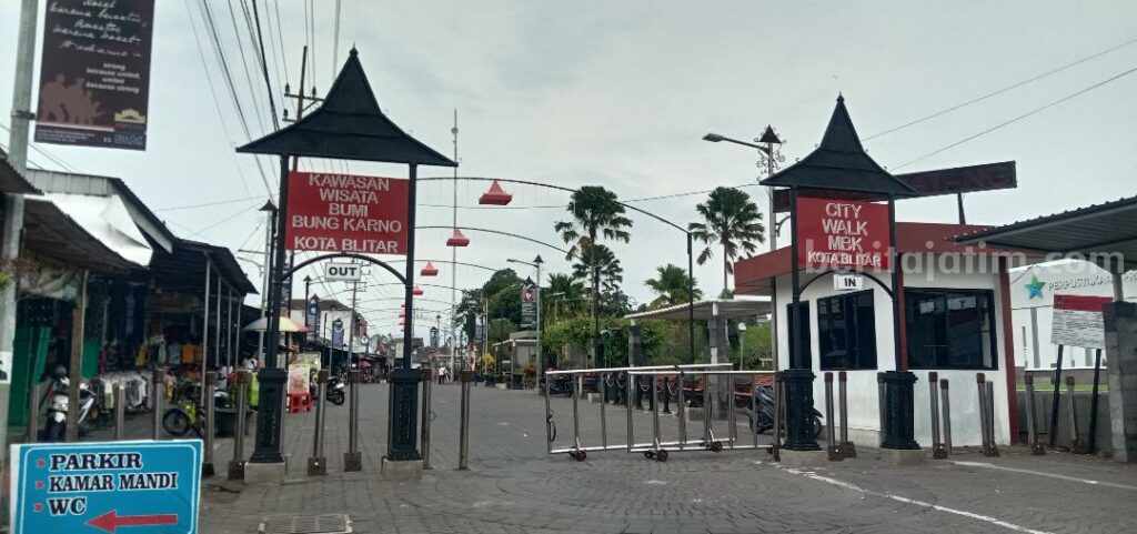 Kawasan Wisata Makam Bung Karno di Kota Blitar, Jumat (3/7/2024). (foto : Winanto/beritajatim.com)