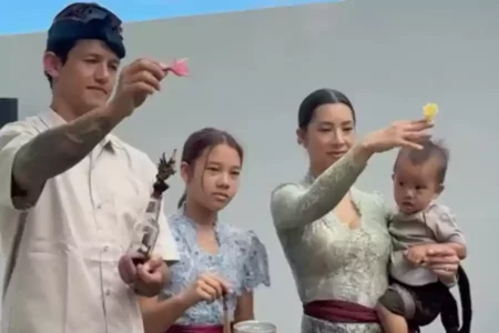 Mengenal “Melaspas”, Tradisi Bali yang dilakukan Irfan dan Jennifer Bachdim di Rumah Baru Irfan dan Jennifer Bachdim saat sedang melakukan upacara Melaspas. (Instagram/@jenniferbachdim).