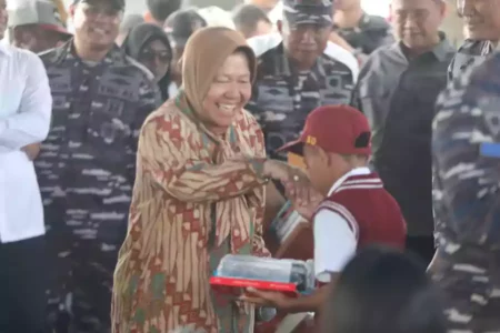 Mensos Risma Tanamkan Nasionalisme di Pulau Kei Besar, Anak-anak Antusias Mensos Risma saat kunjungi Pulau Kei Besar dan ajak anak-anak bernyanyi lagu kebangsaan di atas KRI Teluk Weda.