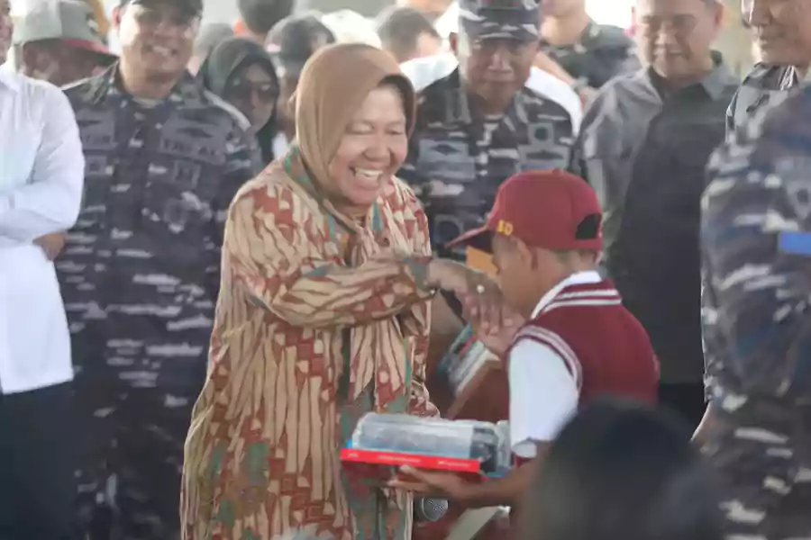 Mensos Risma saat kunjungi Pulau Kei Besar dan ajak anak-anak bernyanyi lagu kebangsaan di atas KRI Teluk Weda.