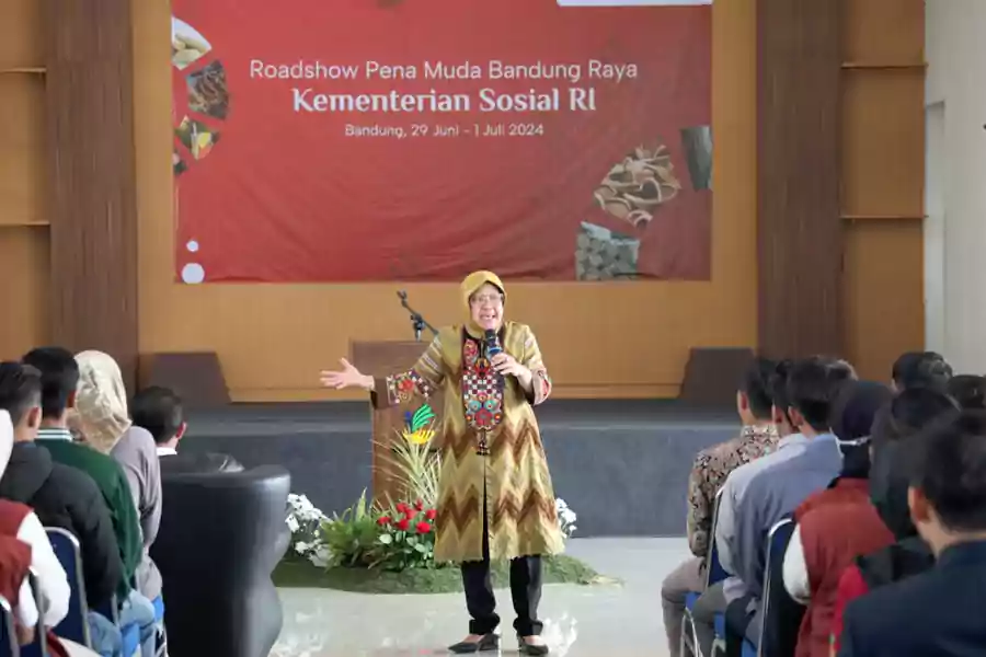 Menteri Sosial Tri Rismaharini saat hadir dalam Roadshow Pahlawan Ekonomi Nusantara (PENA) Muda.