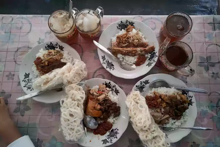 Menu makanan di warung Bu Jutek Jember.